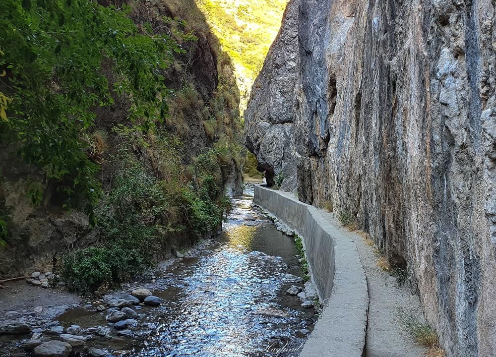 the narrow trail along the wall on one side of Los Cahorros Gorge