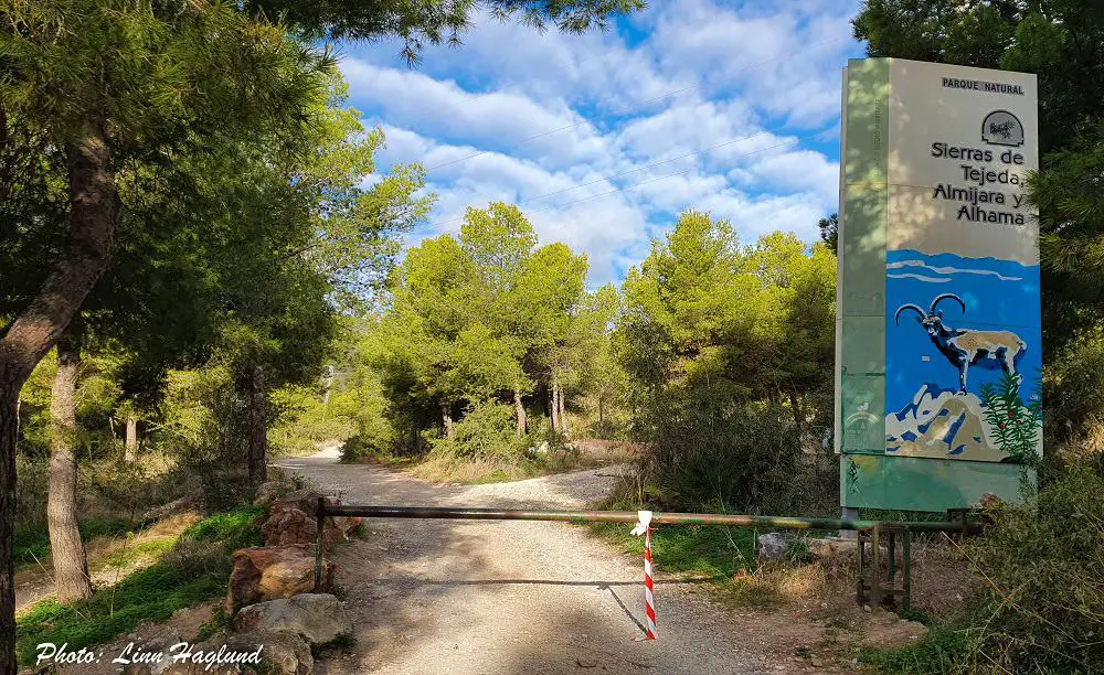 Trailhead Pico del Cielo at Cuevas de Nerja parking