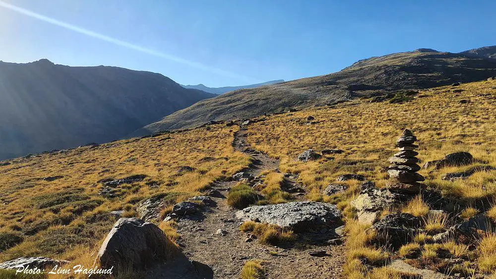 The trail from Refugio de Poqueira towards the river