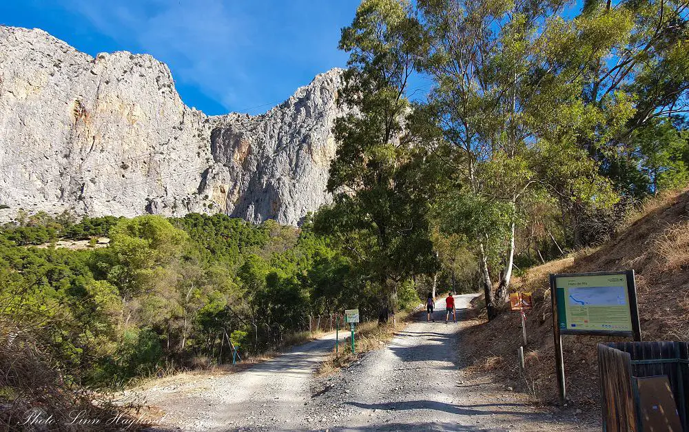 The track to the Arabic Staircase starts here on the right