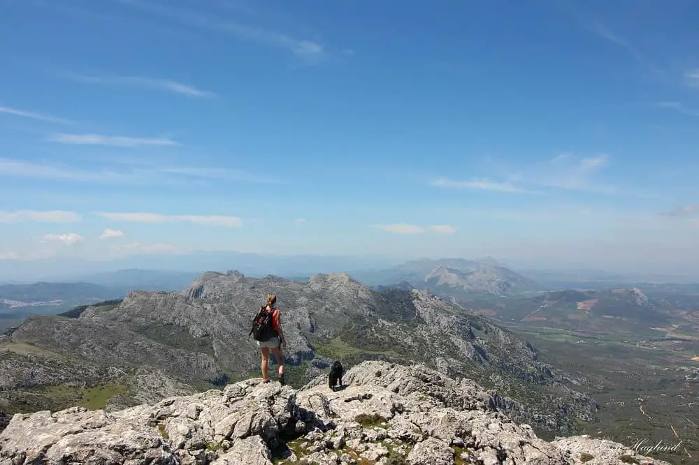 Walking down the ridge of Pico Chamizo