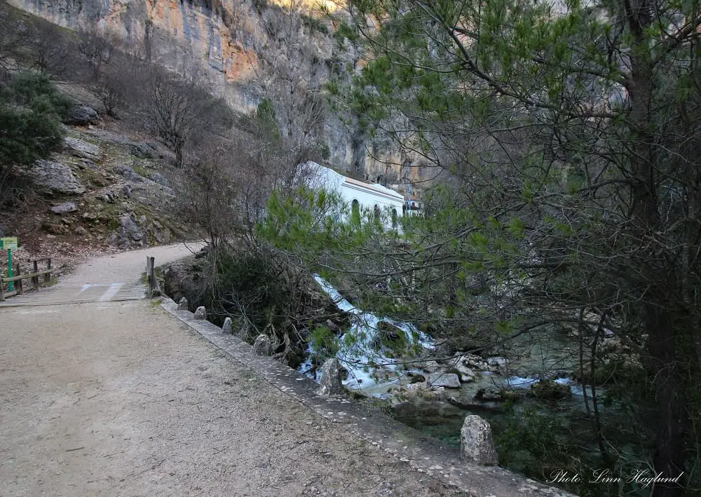 The hydroelectric station where Rio Borosa hike continues pass on the right side