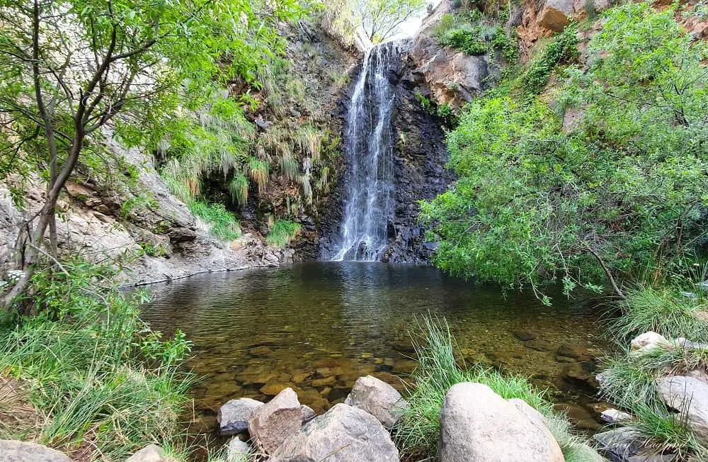 A date hiking Sendero de las Cascadas