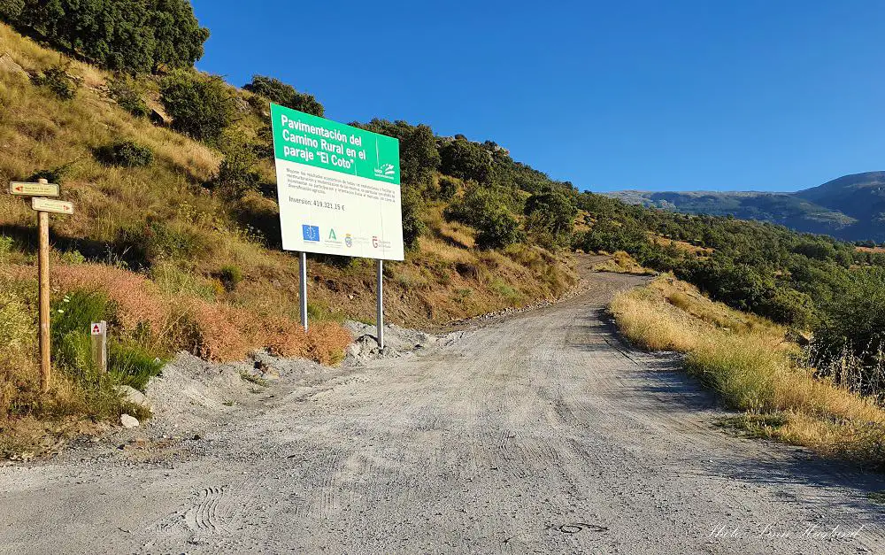 Dirt track up towards Lavaderos de la Reida trailhead