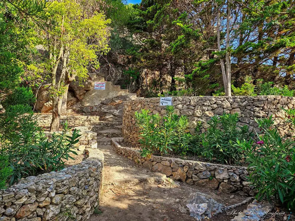 Park area with a sign to "Castillo".